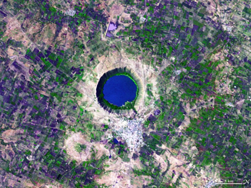<p>Letra "Q": a imagem da cratera Lonar, na Índia, foi feita pelo satélite Terra, em 29 de novembro de 2004</p>