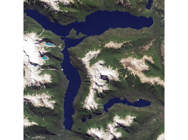 <p>Letra "R": o lago Menendez, na Argentina, forma um "R" cursivo na imagem do satélite Landsat 8, feita em 20 de janeiro de 2015</p>