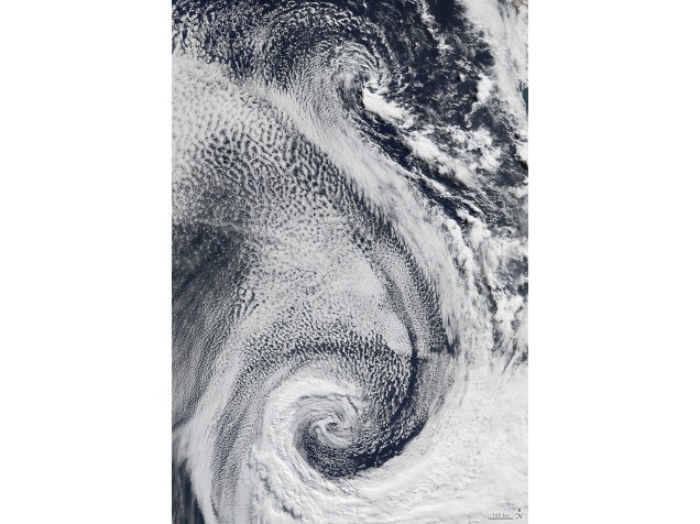 <p>Letra "S": nuvens sobre o Oceano Atlântico fotografadas foram fotografadas pelo satélite Terra em 29 de abril de 2009</p>