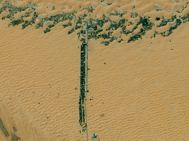 <p>Letra "T": ao longo de duas estradas nos Emirados Árabes se estende um assentamento, formando a letra "T" que foi fotografada pelo satélite Landsat 8 em 9 de março de 2015</p>