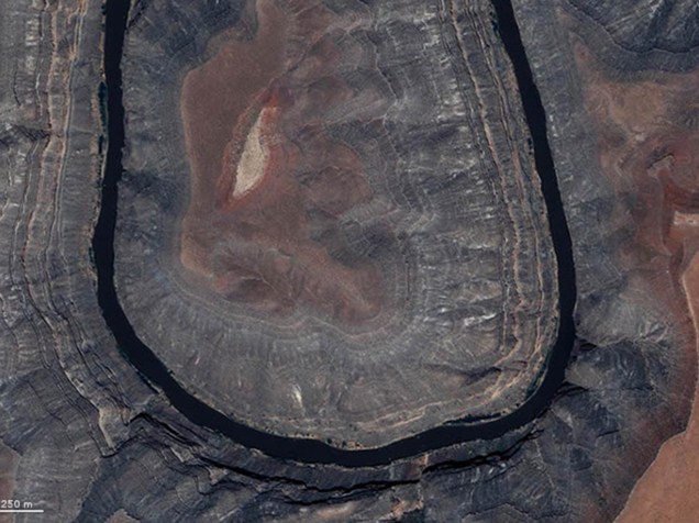 <p>Letra "U": o satélite Ikonos fez a imagem do Parque Estadual Gooseneck, em Utah, nos Estados Unidos, em 9 de maio de 2004</p>