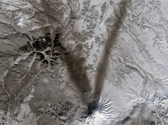 <p>Letra "V": cinzas sobre a neve do vulcão Shiveluch, na Rússia, fotografadas pelo satélite Landsat 8, em 23 de março de 2015</p>