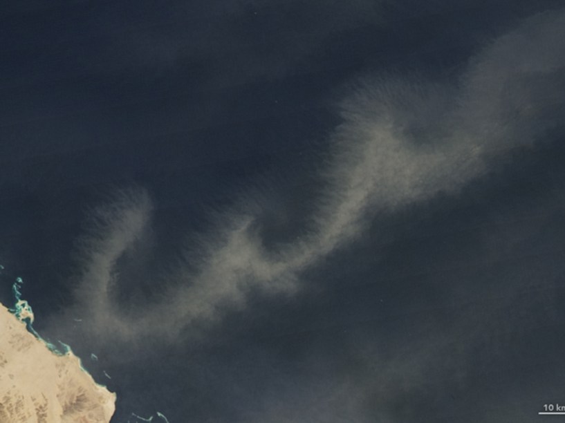 <p>Letra "W": poeira sobre o Mar Vermelho, vista pelo satélite Terra, em 13 de janeiro de 2009</p>
