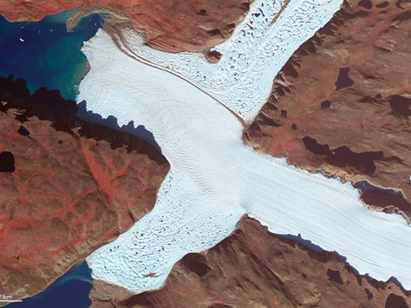 <p>Letra "X": a geleira Leidy, na Groelândia, foi capturada pelo satélite Terra, em 7 de agosto de 2012</p>