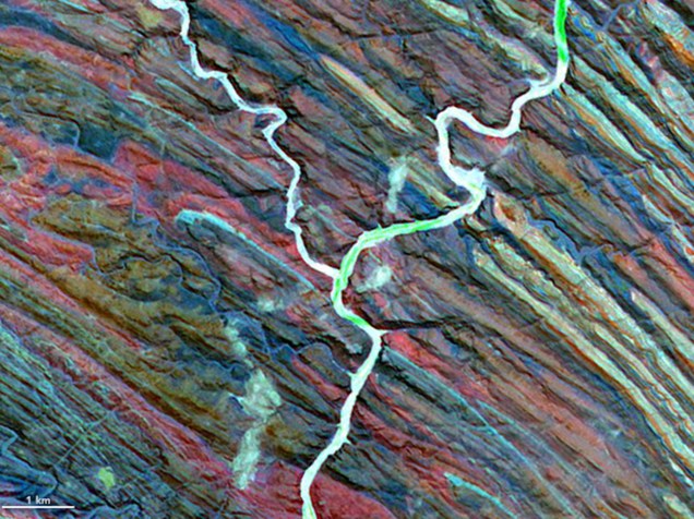 <p>Letra "Y": os braços do rio Ugab, na Namíbia, formam o "Y" na imagem feita pelo satélite Terra, em 25 de dezembro de 2000</p>