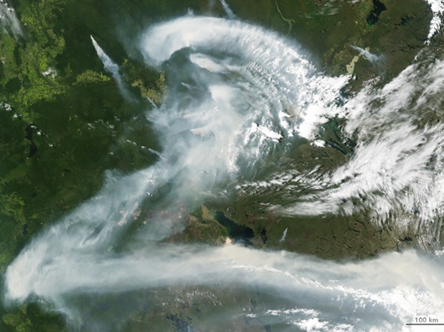 <p>Letra "Z": a fumaça de um incêndio sobre o Canadá foi fotografada pelo satélite Acqua, em 11 de julho de 2012</p>
