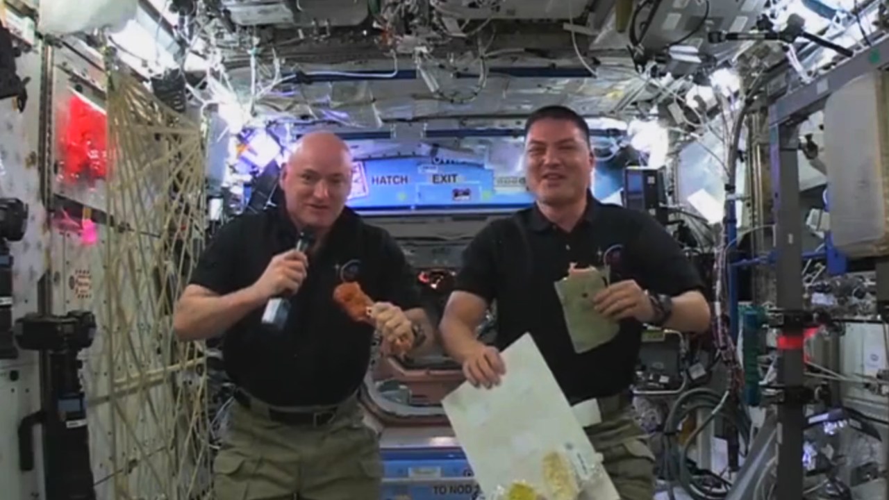 Kelly e Kornienko embarcaram em uma nave russa chamada Soyuz logo depois da cerimônia de despedida. Por volta das 22 horas, a nave começou a se afastar da ISS rumo à Terra.