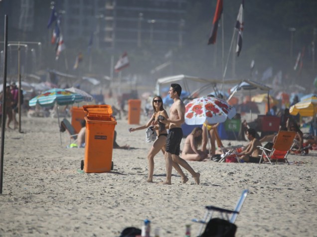 Nat Wolff curte praia em Copacabana