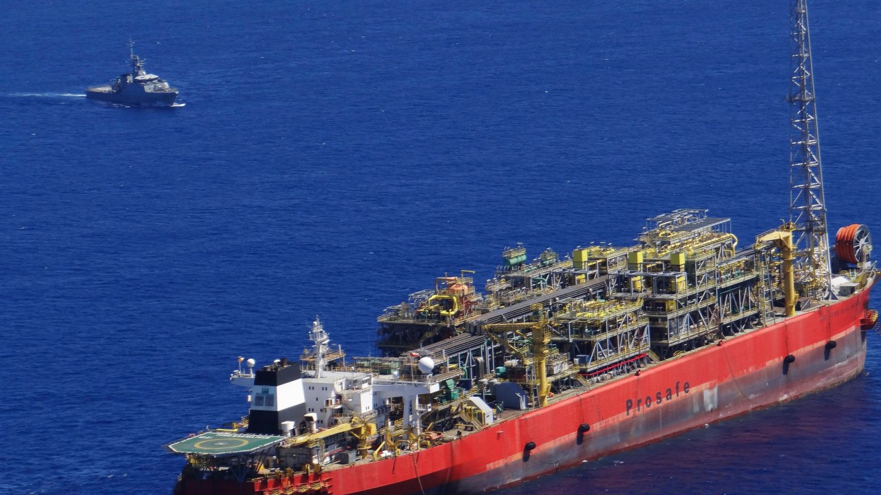 Explosão em navio-plataforma da Petrobras no Espírito Santo não causou derramamento de óleo, mas gerou questionamentos sobre cuidado ambiental