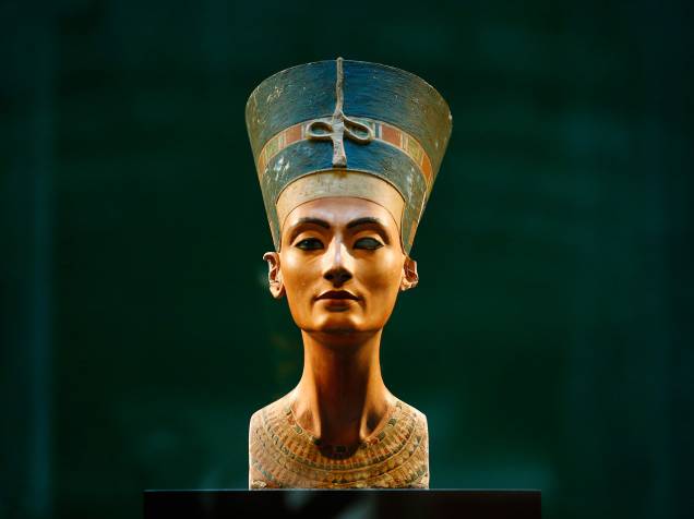 <p>Busto da rainha egípcia Nefertiti. A peça, de cerca de 3.400 anos, retrata a esposa do faraó Akhenaton</p>