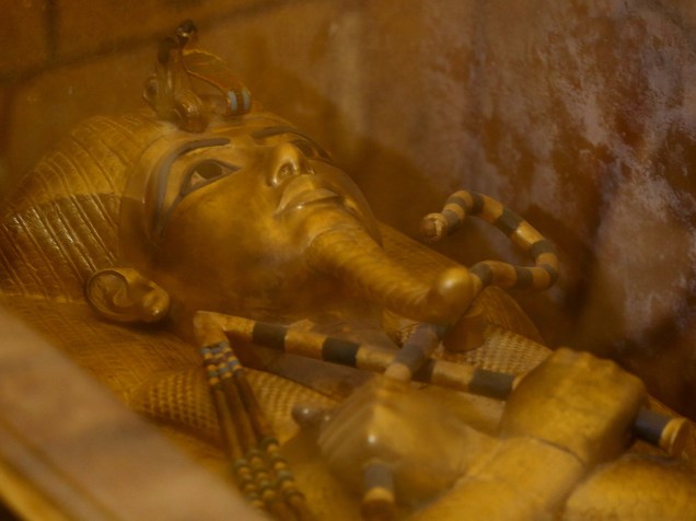 <p>Sarcófago do rei Tutancâmon é visto em sua câmara no Vale dos Reis, em Luxor, Egito. Estudiosos apostam na chance de que a tumba jamais encontrada da rainha Nefertiti esteja localizada em uma passagem escondida próxima à tumba de Tutancâmon</p>