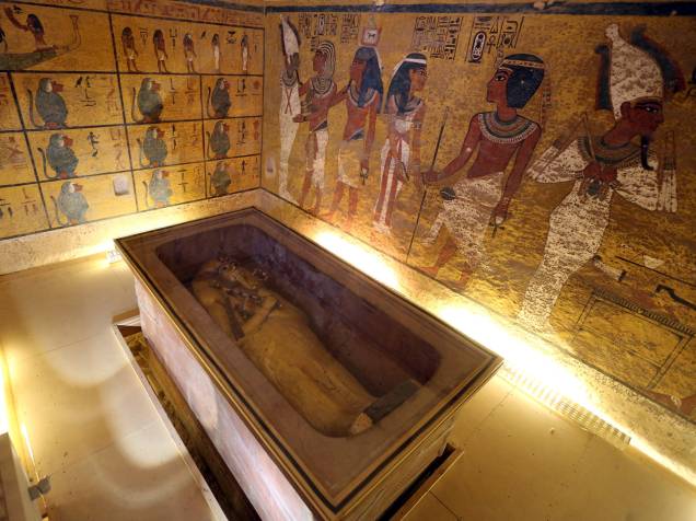 <p>Sarcófago do rei Tutancâmon é visto em sua câmara no Vale dos Reis, em Luxor, Egito. Estudiosos apostam na chance de que a tumba jamais encontrada da rainha Nefertiti esteja localizada em uma passagem escondida próxima à tumba de Tutancâmon</p>
