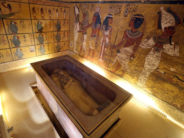 <p>Sarcófago do rei Tutancâmon é visto em sua câmara no Vale dos Reis, em Luxor, Egito. Estudiosos apostam na chance de que a tumba jamais encontrada da rainha Nefertiti esteja localizada em uma passagem escondida próxima à tumba de Tutancâmon</p> <p>Sarcófago do rei Tutancâmon é visto em sua câmara no Vale dos Reis, em Luxor, Egito. Estudiosos apostam na chance de que a tumba jamais encontrada da rainha Nefertiti esteja localizada em uma passagem escondida próxima à tumba de Tutancâmon</p>