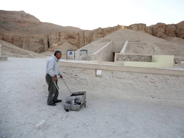 <p>O especialista em radares, Hirokatsu Watanabe, usa seu equipamento do lado de fora da tumba do rei Tutancâmon, no Vale dos Reis, em Luxor, Egito</p>