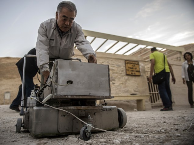 <p>O especialista em radares, Hirokatsu Watanabe, checa seu equipamento do lado de fora da tumba do rei Tutancâmon, no Vale dos Reis, em Luxor, Egito</p> <p>O especialista em radares, Hirokatsu Watanabe, checa seu equipamento do lado de fora da tumba do rei Tutancâmon, no Vale dos Reis, em Luxor, Egito</p>