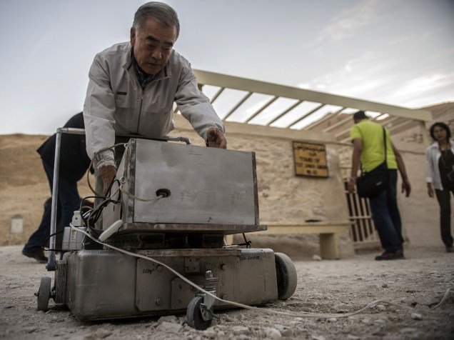 <p>O especialista em radares, Hirokatsu Watanabe, checa seu equipamento do lado de fora da tumba do rei Tutancâmon, no Vale dos Reis, em Luxor, Egito</p>