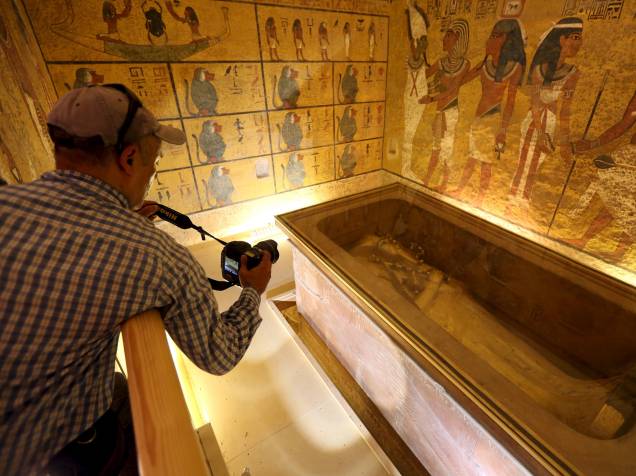 <p>Fotógrafo registra o sarcófago do rei Tutancâmon no Vale dos Reis, em Luxor, Egito</p>