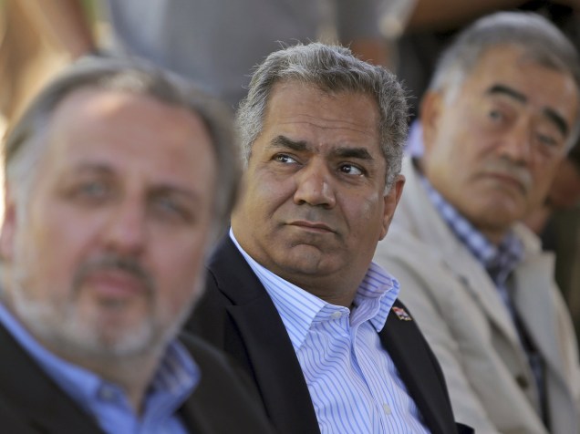 <p>O arqueólogo britânico Nicholas Reeves, o Ministro de Antiguidades do Egito, Mamdouh al-Damati, e o especialista em radares Hirokatsu Watanabe em conferência em Luxor, no Egito</p> <p>O arqueólogo britânico Nicholas Reeves, o Ministro de Antiguidades do Egito, Mamdouh al-Damati, e o especialista em radares Hirokatsu Watanabe em conferência em Luxor, no Egito</p>