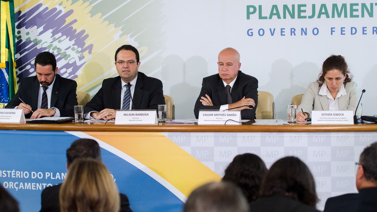 O ministro da Fazenda, Nelson Barbosa, e o ministro do Planejamento, Valdir Simão, anunciam os cortes no Orçamento e mudanças fiscais para 2016, nesta sexta(19)