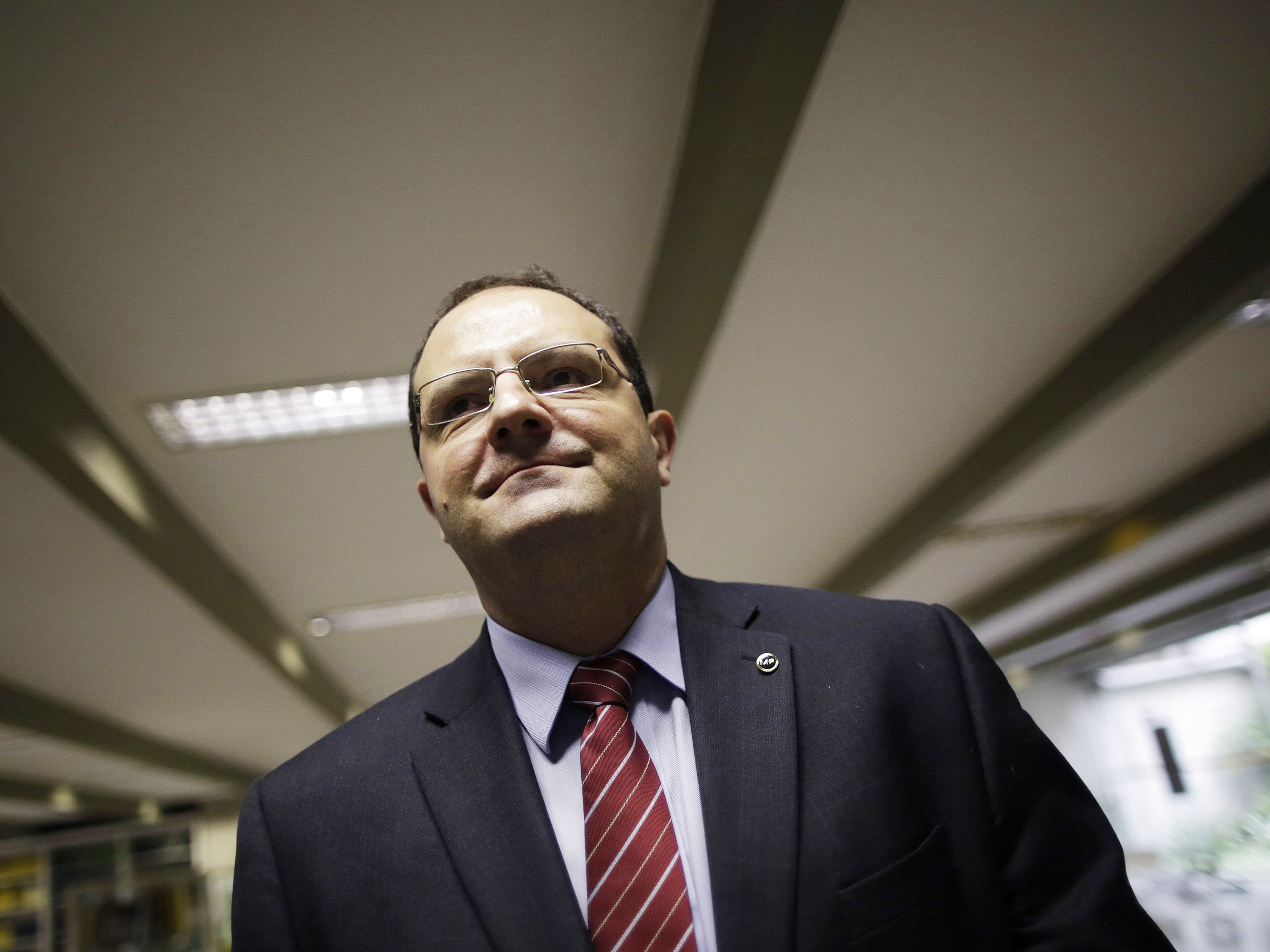 Nelson Barbosa anda pelos corredores do Senado após participar de uma reunião de assuntos econômicos - 17/03/2015