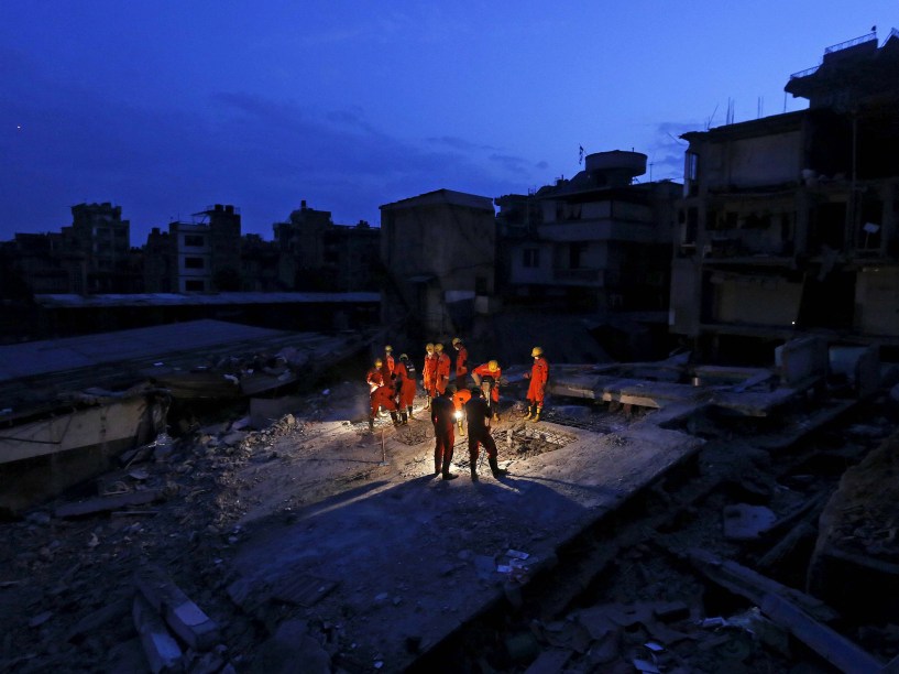 Equipes de resgate trabalham na busca de vítimas em uma casa desabou após o terremoto de sábado (25) em Catmandu, no Nepal