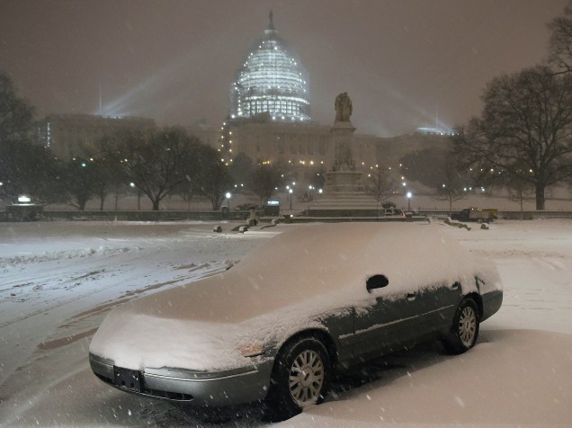 Tempestade de neve cai sobre Washington e cobre a cidade de branco, neste sábado (23)