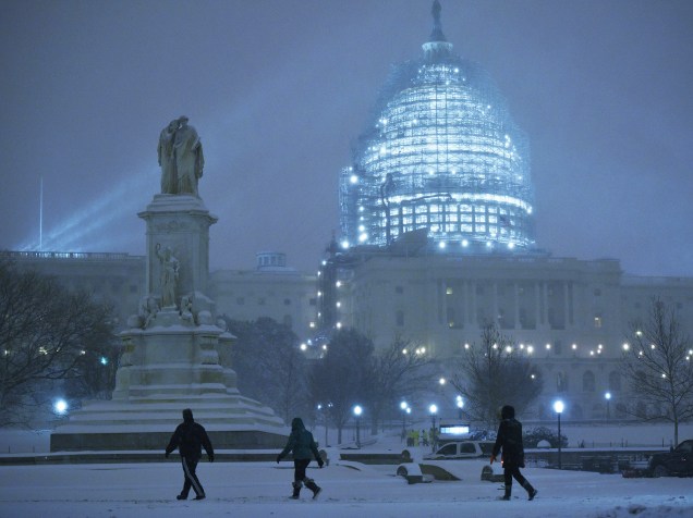 Intensa nevasca cobre Washington de branco e ameaça costa leste dos EUA