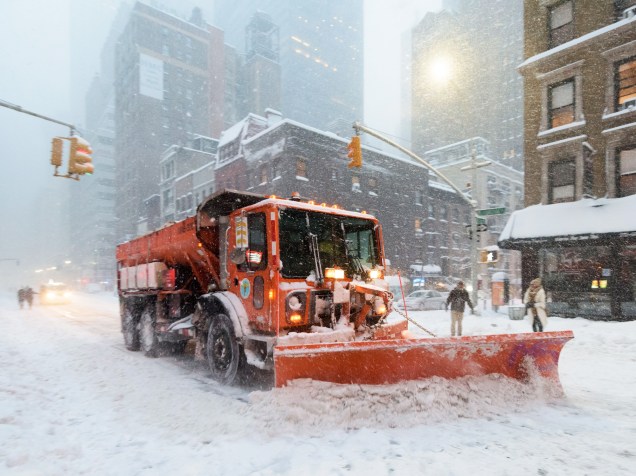 Tempestade de neve cai sobre Nova York e cobre a cidade de branco, neste domingo (24)