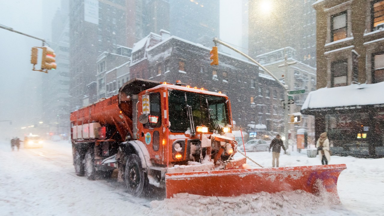 Tempestade de neve cai sobre Nova York e cobre a cidade de branco, neste domingo (24)