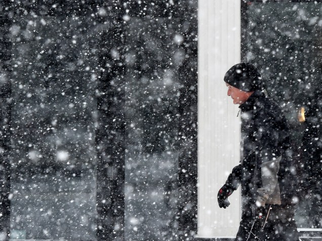 Tempestade de neve cai sobre a cidade de Greenwich, no Connecticut