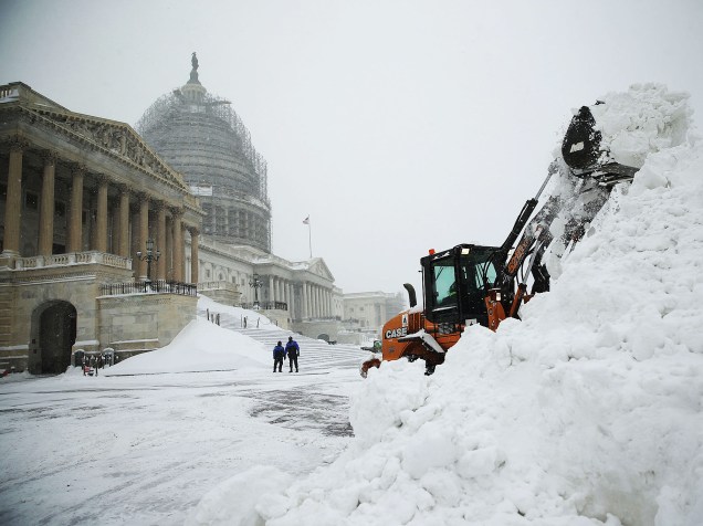 Funcionário usa uma escavadeira para remover neve próximo do Capitólio dos EUA, em Washington