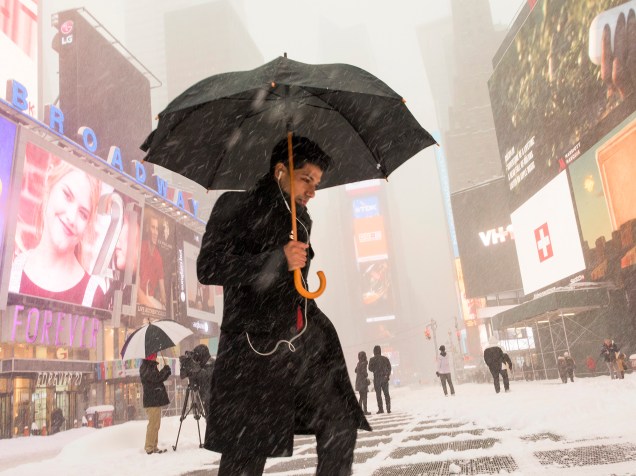 Tempestade de neve cai sobre Nova York e cobre a cidade de branco, neste sábado (23)