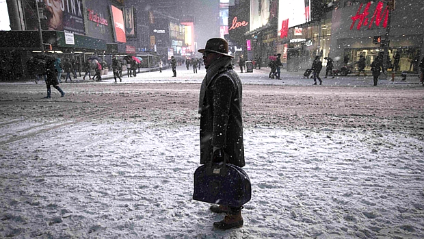Tempestade de neve cai sobre a Times Square, em Nova York