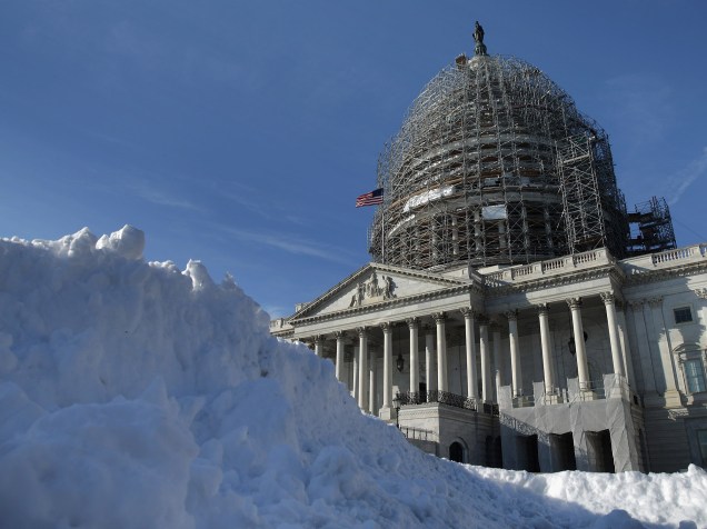 Neve acumulada em frente de Capitólio (Congresso dos EUA), em Washington, nesta quinta-feira (21). Região leste dos EUA se prepara para grande nevasca