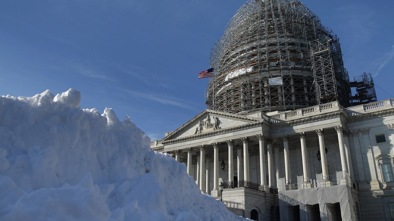 Neve acumulada em frente ao Congresso, em Washington. Região leste dos EUA se prepara para grande nevasca
