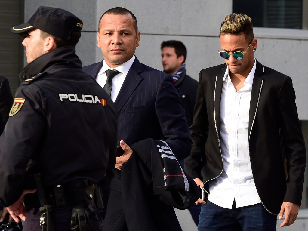 O atacante Neymar Jr. e seu pai