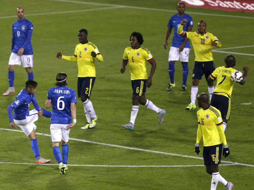 Neymar chutou a bola em Armero, na partida entre Brasil e Colombia
