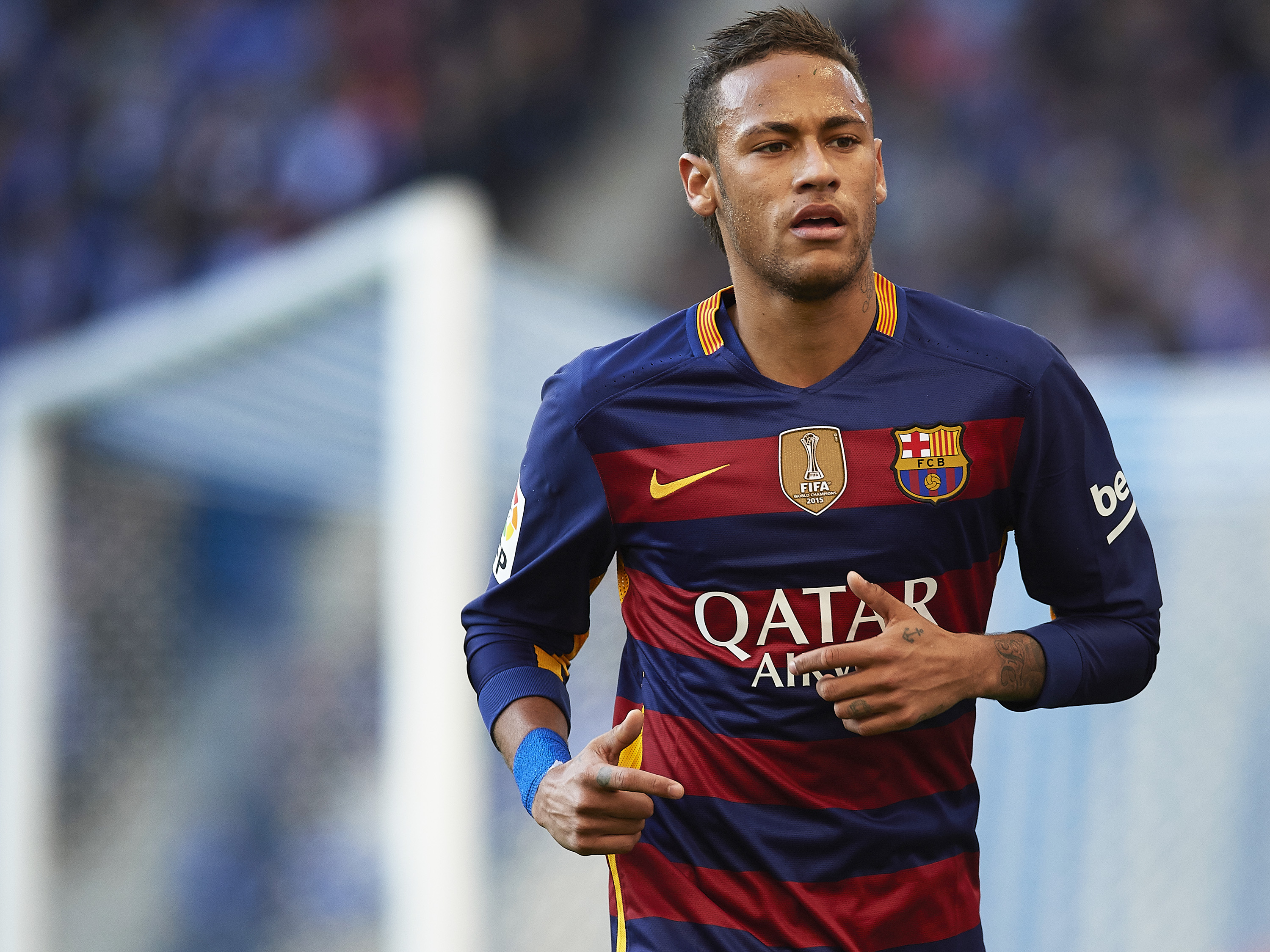 Neymar sofre racismo em jogo do campeonato espanhol