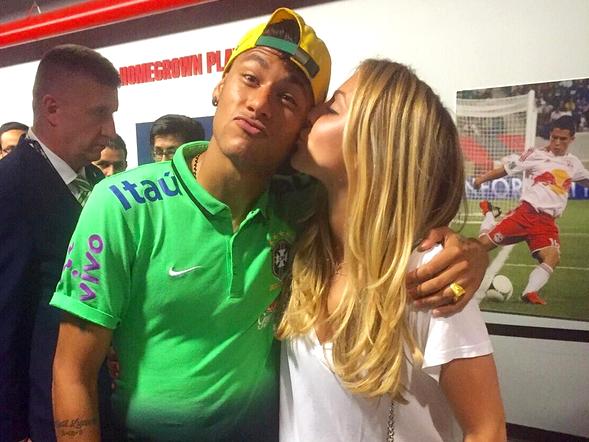 Beatrice Bouchard postou a foto em que dá um beijo na bochecha de Neymar. Só amizade?