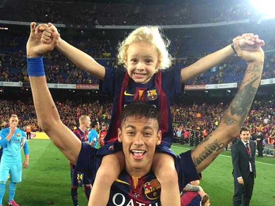 Neymar e o filho Davi Lucca celebram o título espanhol, na 3ª foto mais curtida do Instagram do craque