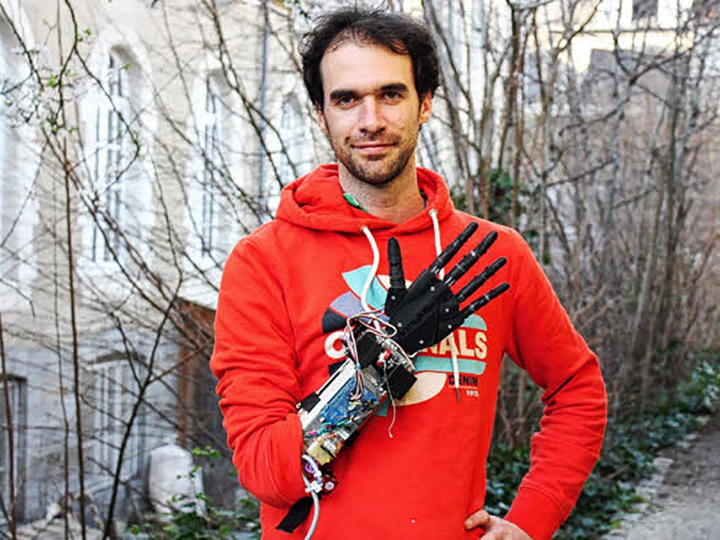 A mão biônica criada pelo francês Nicolas Huchet deverá custar entre 1.000 e 1.500 euros, contra os 65 mil, em média, das próteses biônicas comercializadas atualmente