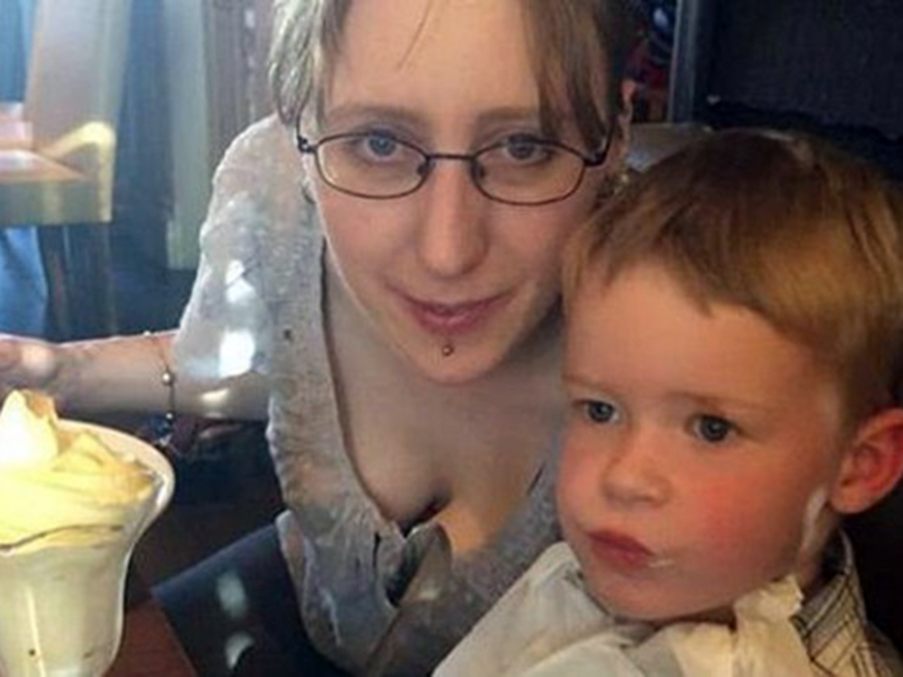 Nikki Pegram com seu filho Freddie, de quatro anos. A jovem não consegue se lembrar de nada desde que sofreu acidente em outubro de 2014
