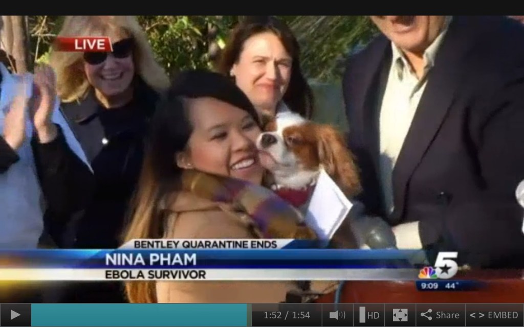 Nina Pham reencontra seu cachorro após quarentena