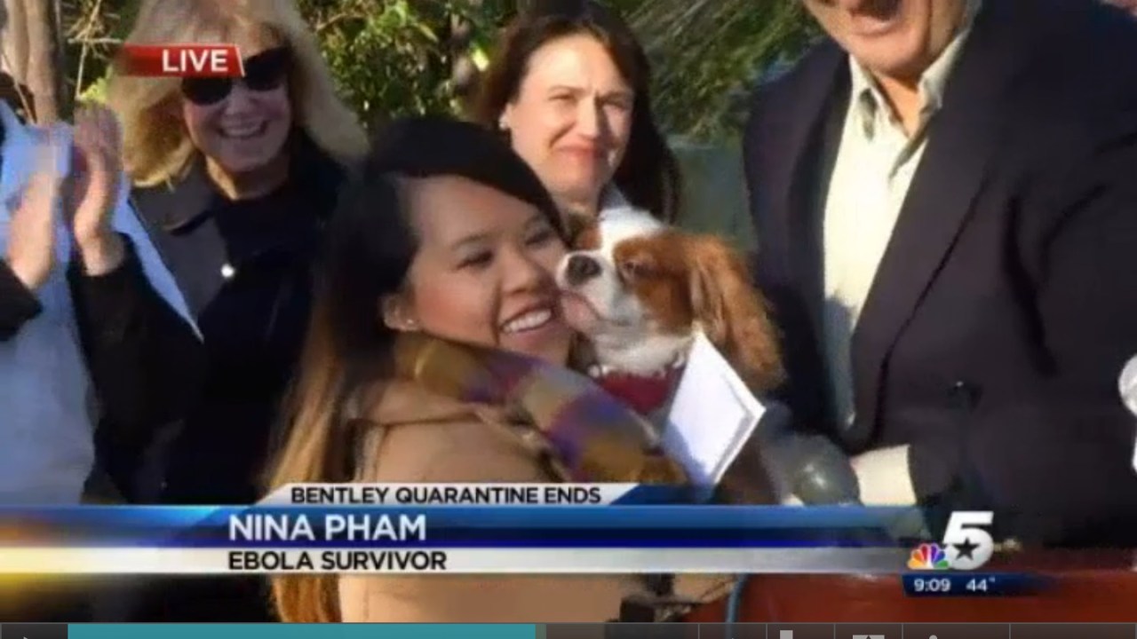 Nina Pham reencontra seu cachorro após quarentena