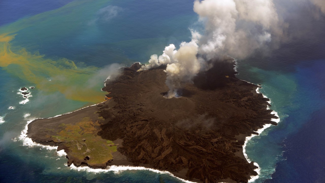 Imagem aérea mostra o vulcão na ilha Nishinoshima e o magma acumulado