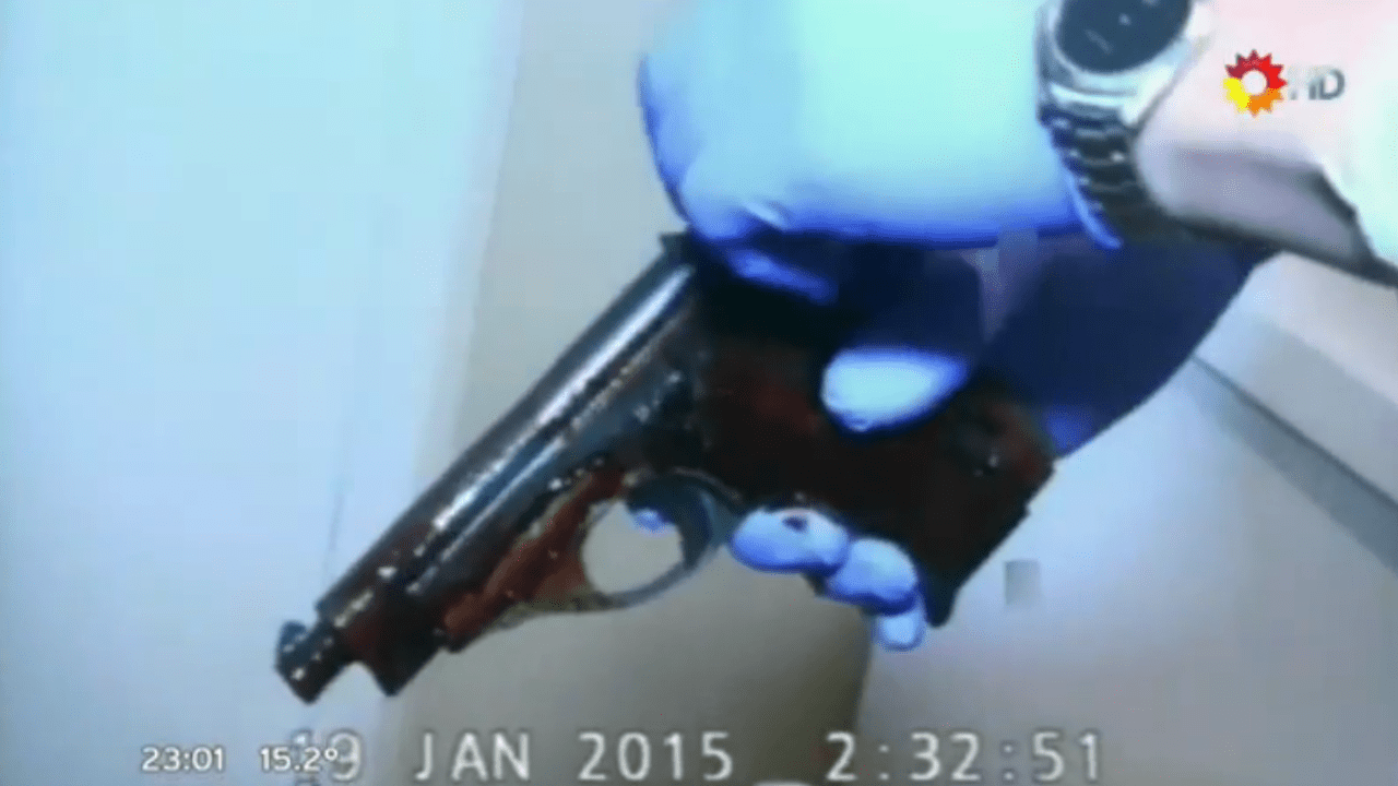 O vídeo mostra os peritos manuseando a arma encontrada no apartemento de Nisman com luvas sujas de sangue