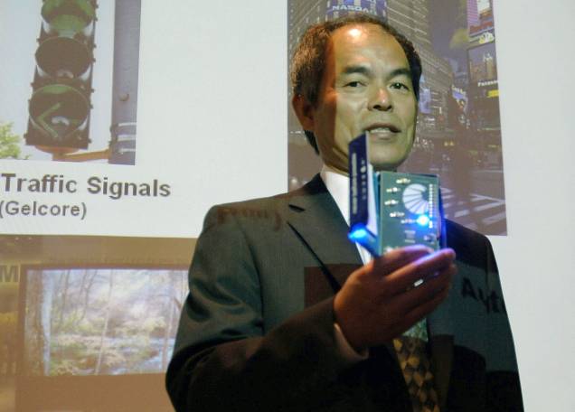 <p>O americano Shuji Nakamura, um dos três cientistas que ganhou prêmio Nobel de Física 2014, com o LED azul que ajudou a criar</p>