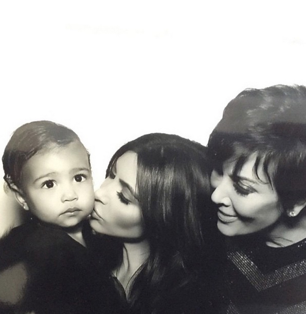 Kim Kardashian com a filha, North West, e a mãe, Kris Jenner