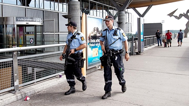 Polícia norueguesa patrulha aeroporto em Oslo