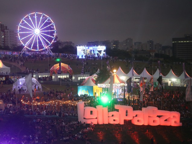 Movimentação do público no primeiro dia do Festival Lollapalooza 2016, em São Paulo